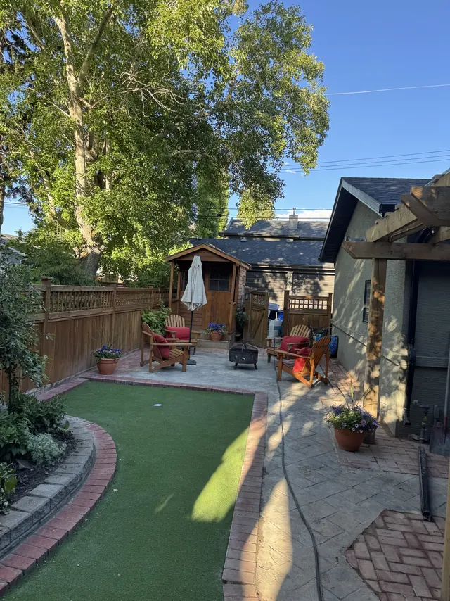 Putting green integrated with a patio and planting