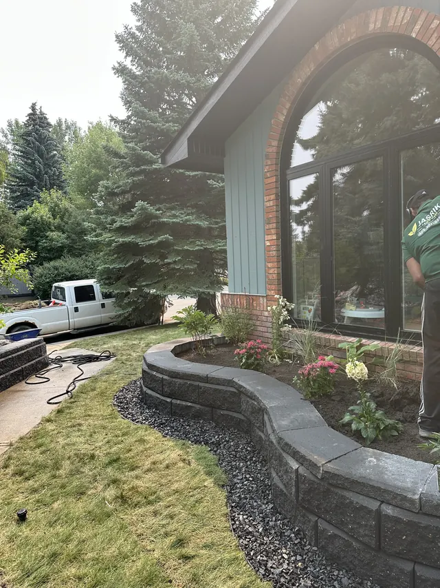 Curved block retaining wall with rock mulch